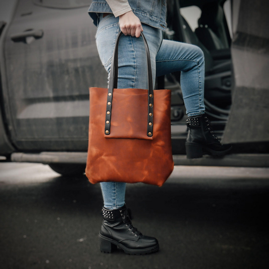 chestnut_tote_with_black_handles_lifestyle